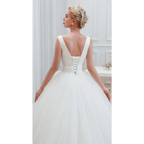 Elegant White Wedding Dress - Picture 7 of 14